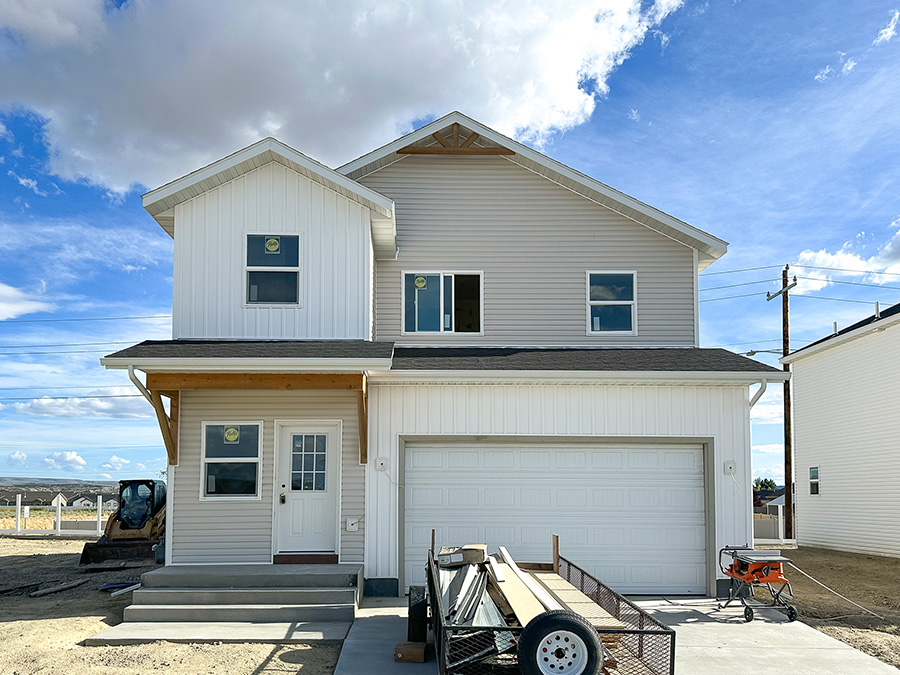 A line drawing of the home at 2512 Bailey Blvd - the Lindberg Floor Plan. It is a 2-story home with welcoming front porch and a 2-car garage. 